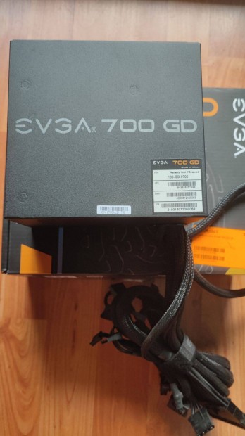 Evga 700 W GD 80 Plus Gold tápegység