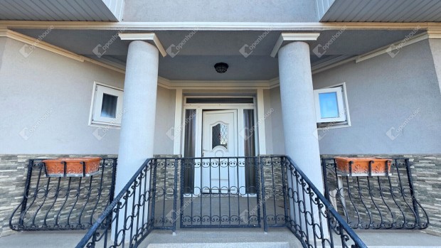 Exkluziv 345 m2-es csal�di h�z Miskolctapolc�n dupla gar�zzsal elad�