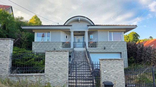 Exkluziv 345 m2-es csal�di h�z Miskolctapolc�n dupla gar�zzsal elad�