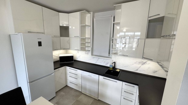 Exkluz�v 67 nm-es 3 szoba-amerikai konyha-nappalis liftes akad�lymente