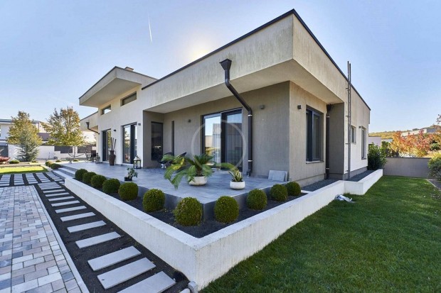 Exkluz�v Villapark! G�pes�tett, Berendezett, Medenc�s Luxus Csal�di H�