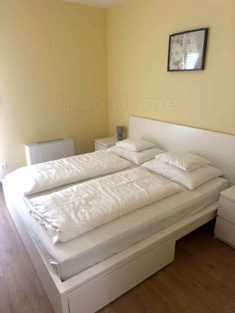 Exkluz�v, kertkapcsolatos f�ldszinti lak�s kiad� Csopakon  50