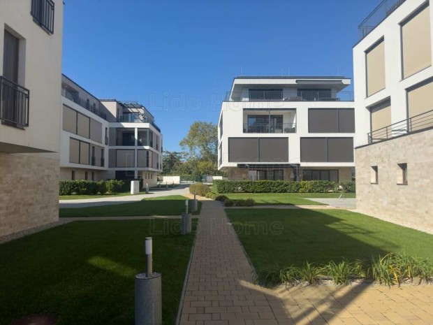 Exkluz�v, kertkapcsolatos f�ldszinti lak�s kiad� Csopakon  50