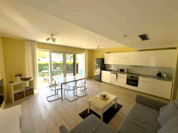 Exkluz�v, kertkapcsolatos f�ldszinti lak�s kiad� Csopakon  50