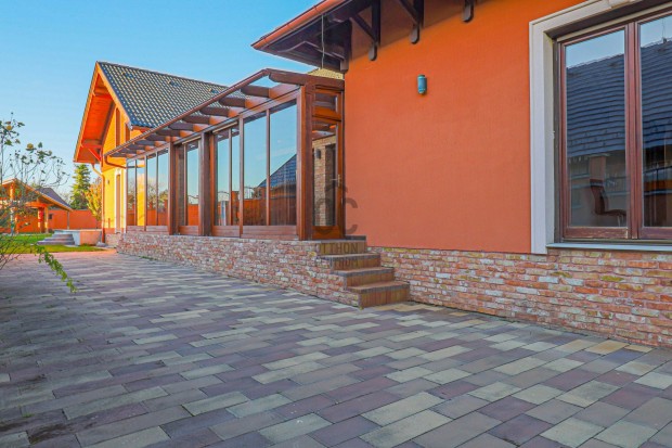 Exkluz�v csal�di h�z K�ph�z�n  csend, t�r �s min�s�g p�r percre Sopro