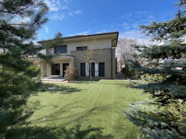 Exkluz�v csal�di otthon a Nagyerd� perem�n  Nyulas