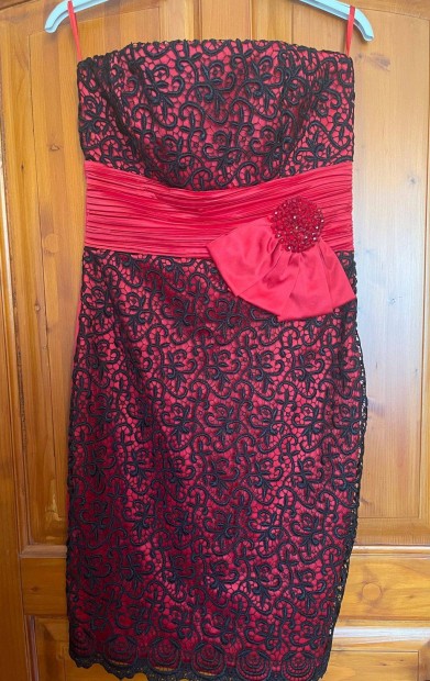 Exkluzív fekete horgolt csipkés piros menyecske ruha címkés! 36