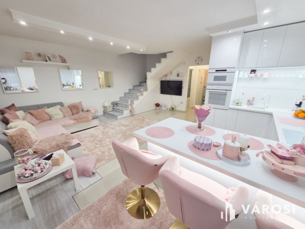 Exkluz�v ikerh�z + K�l�n�ll� modern lak�s egyben elad�