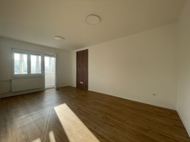 Exkluz�v lak�s Koml� Belv�ros�ban elad�