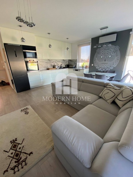 Exkluz�v lak�s Sz�kesfeh�rv�ron! MH937