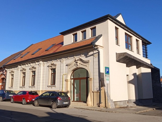 Exkluz�v m�eml�k jelleg� irodah�z a belv�ros sz�v�ben !