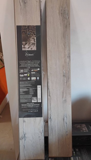 Extravagant laminált padló öreg tölgy színben (110 m2)