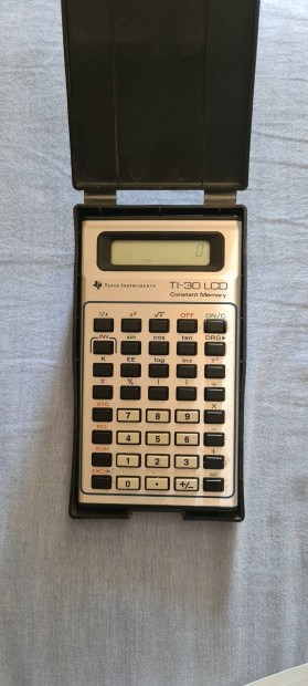 Ezüst Texas Instruments tudományos számológép tokjában.
