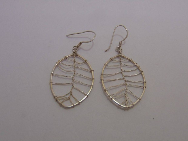 Ez�st, lev�l alak� f�lbeval�