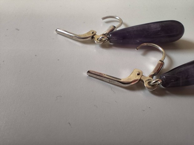 Ez�st f�lbeval� ametiszttel