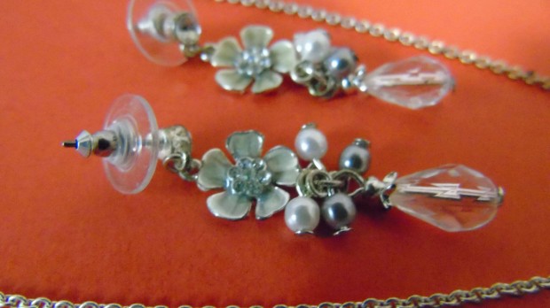 Ez�st sz�n� vir�gos gy�ngy�s nyakl�nc �s f�lbeval� egyben