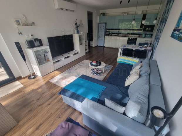 Ez�stparti t�rsash�zi lak�s elad� k�zvetlen a v�zparton