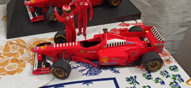 F1 Minichamps 1:18 Michael Schumacher, Eddie Irvine figurkkal egytt