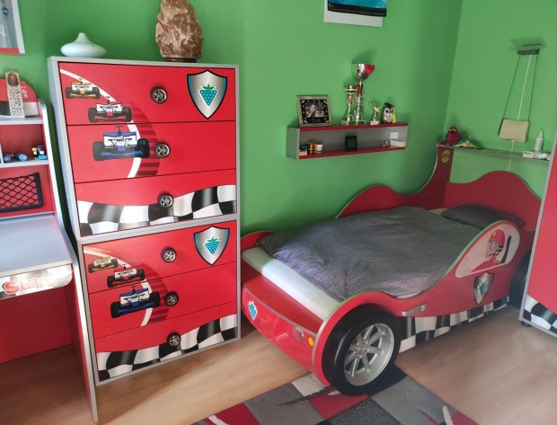 F1-es gyerekbútor minőségi állapotban, kedvező áron eladó!