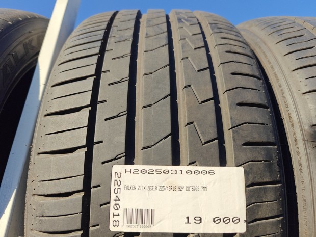 FALKEN ZIEX ZE310 225/40R18 92Y DOT5022 7MM HASZNÁLT NYÁRIGUMI Y 92