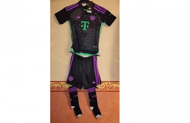 FC Bayern Mnchen eredeti adidas fekete gyerek szett (116)