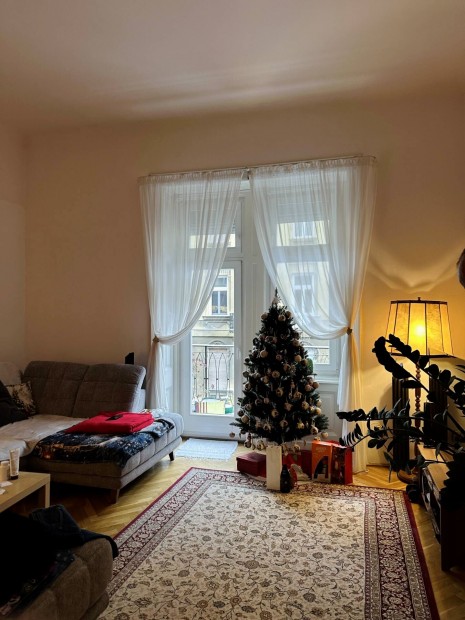 FEL�J�TOTT, POLG�RI ELEGANCI�T �RASZT� LAK�S ERK�LLYEL A R�ZSADOMB SZ�