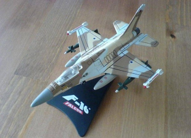 F-16-os Falcon vadszbombz
