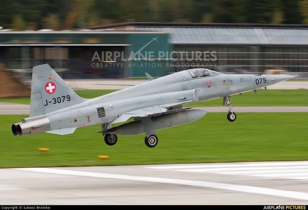 F-5E Freedom Fighter Svájci felségjelzés!!! makett repülőgép