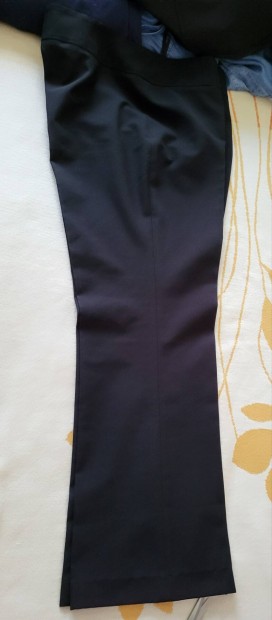 F&F 42-es méretű elegáns, fekete női szövet nadrág.