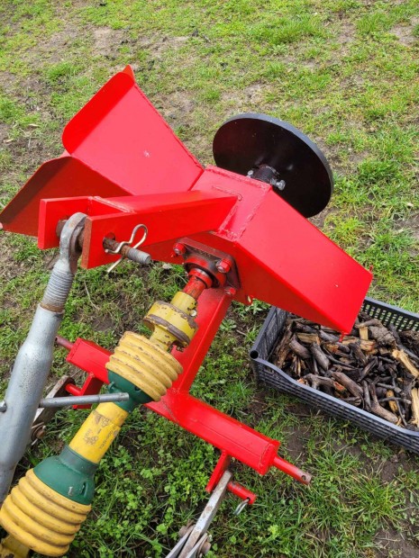 Fa apr�t� traktorhajt�s�