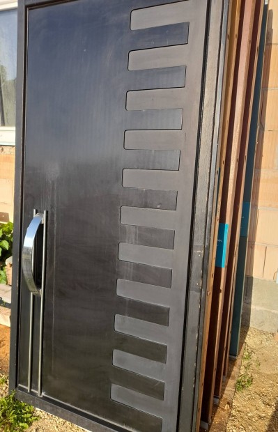 Fa bejárati ajtó 7db 110×215