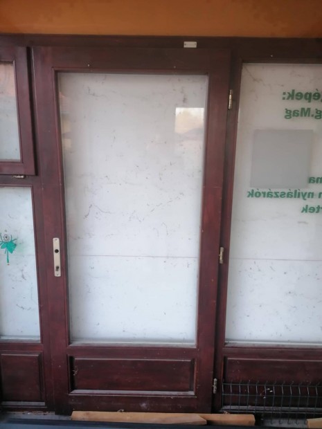 Fa bejárati portál, bejárati ajtóval és ablakkal