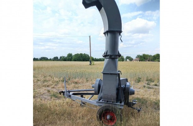 Fa és gally aprítékoló, traktor hajtású