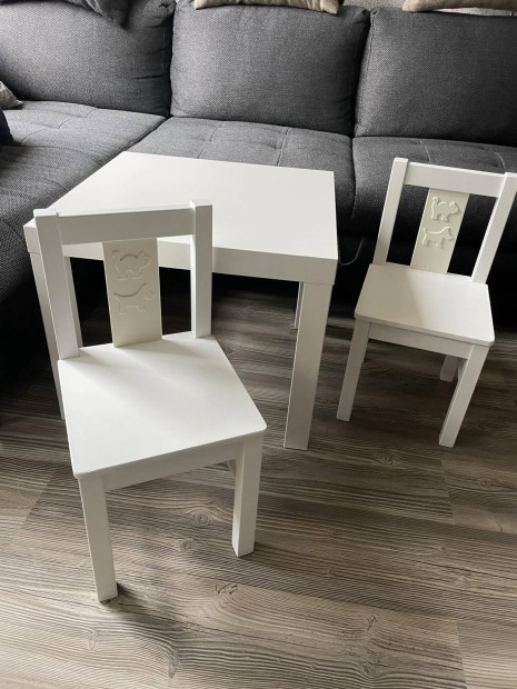 Fa gyerek asztal  IKEA 2 db szkkel 