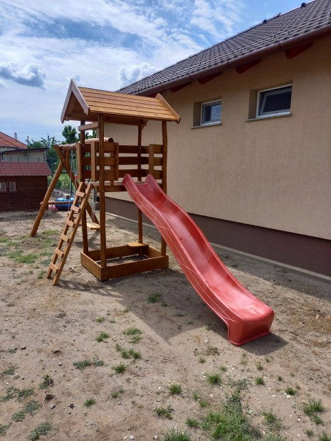 Fa játszóvár hintás csúszdás homokozó