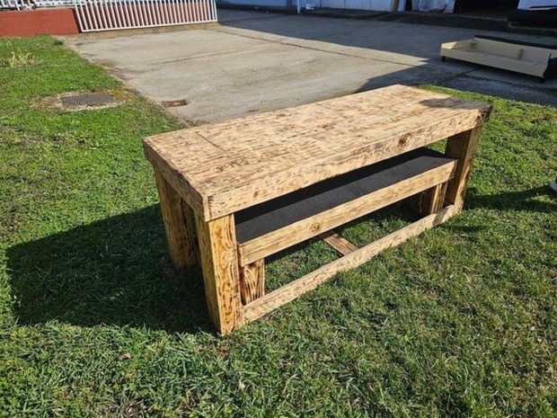 Fa kerti asztal 2db paddal egytt elad!