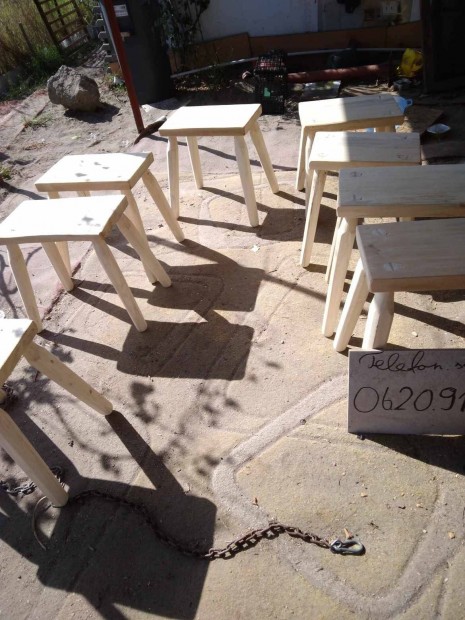 Fa kis székek sámlik ülőkék