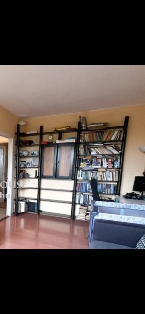 Fa k�nyvespolc kis szekr�nnyel