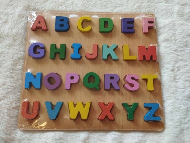 Fa oktató formaválogató színes puzzle kirakó betűk fa táblán 26 db-os