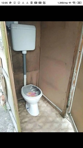 Fa vázas kerti kinti WC , csésze + tartály