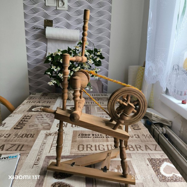 Fából készült régi modell rokka, működő rokka eladó! 24 cm-es magasság
