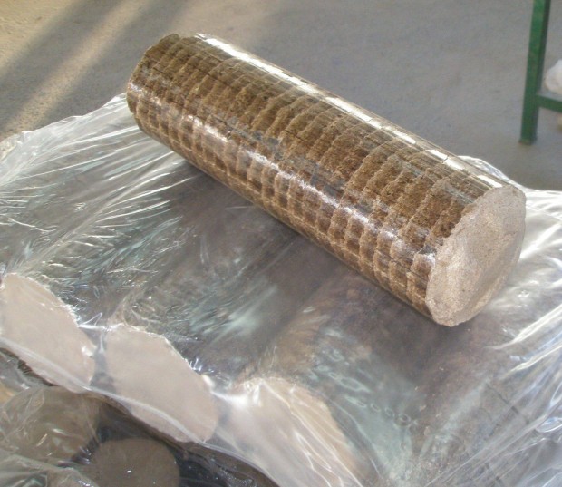Fabrikett henger forma keményfából 100 % tölgy fűrészporból 10 kg/zsák