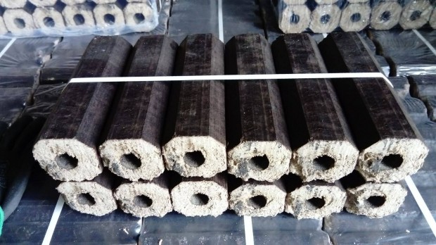 Fabrikett keményfából 4 szögletű lyukas közepű Pini-Kay bükk+tölgy 10k