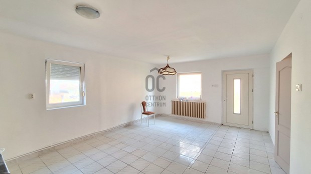 F�c�nkertben, 2010-ben �p�lt, t�gla csal�di h�z elad�!