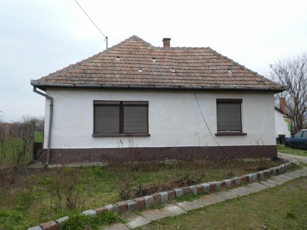 Fajszon csendes k�rnyezetben csal�di h�z elad�!