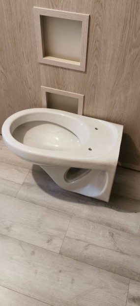 Fali WC , feljtsbl megmaradt