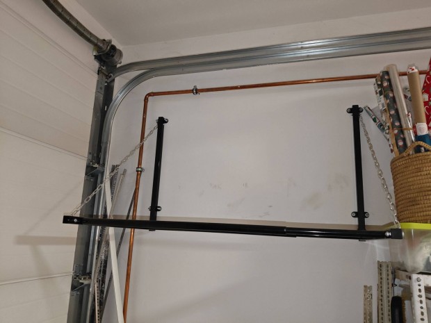 Fali abroncs tart� (�ll�that�, felhajthat�, massz�v f�m)