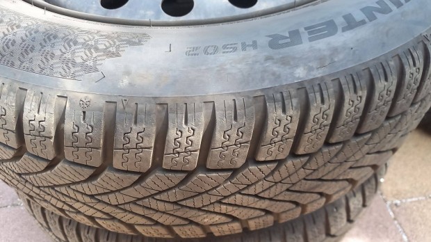 Falken 205/60 R16 téli gumi felnire szerelve