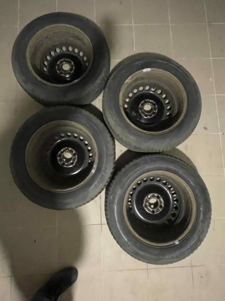 Falken 225/55 R16-os télgumik acélfelnin