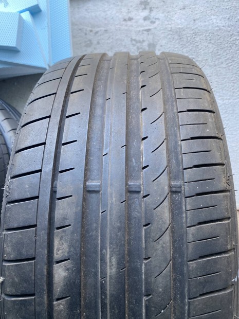 Falken 235/35 19 nyári gumi 1db